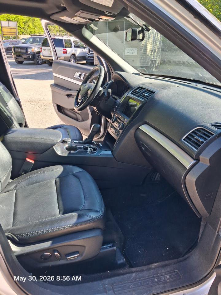 Used 2017 Ford Explorer XLT w/ Equipment Group 202A AWD/4WD image 12
