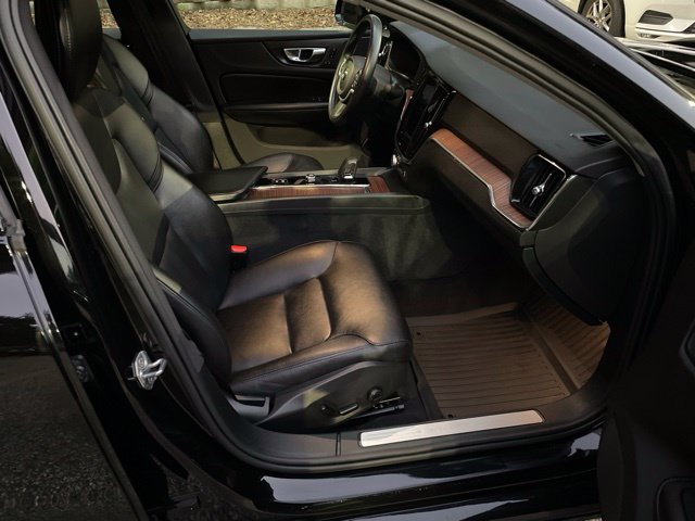 Used 2022 Volvo S60 B5 Momentum w/ Climate Package FWD image 12