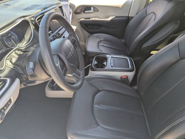 Used 2024 Chrysler Pacifica Touring-L FWD image 19