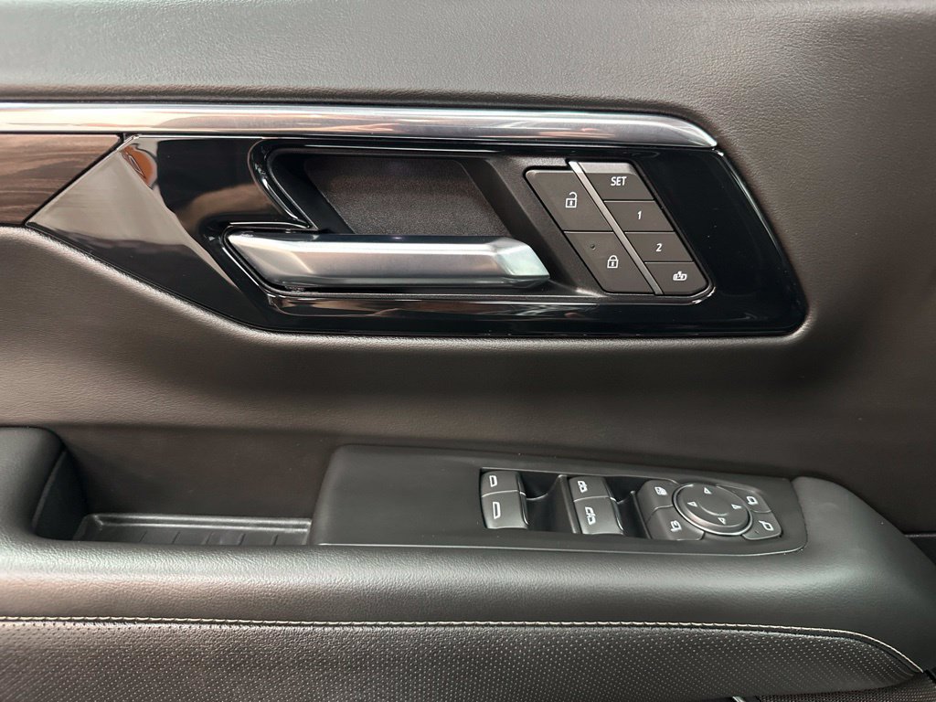 Used 2025 Chevrolet Suburban Premier AWD/4WD image 17