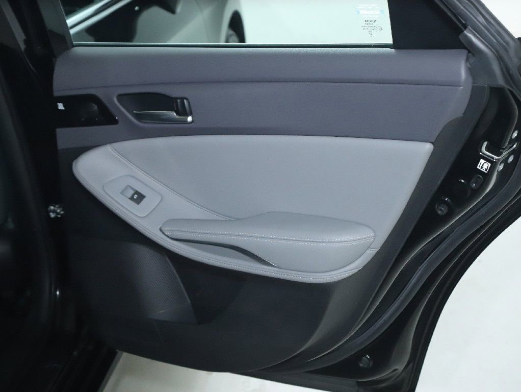 Used 2019 Toyota Avalon XLE w/ Moonroof Package image 32