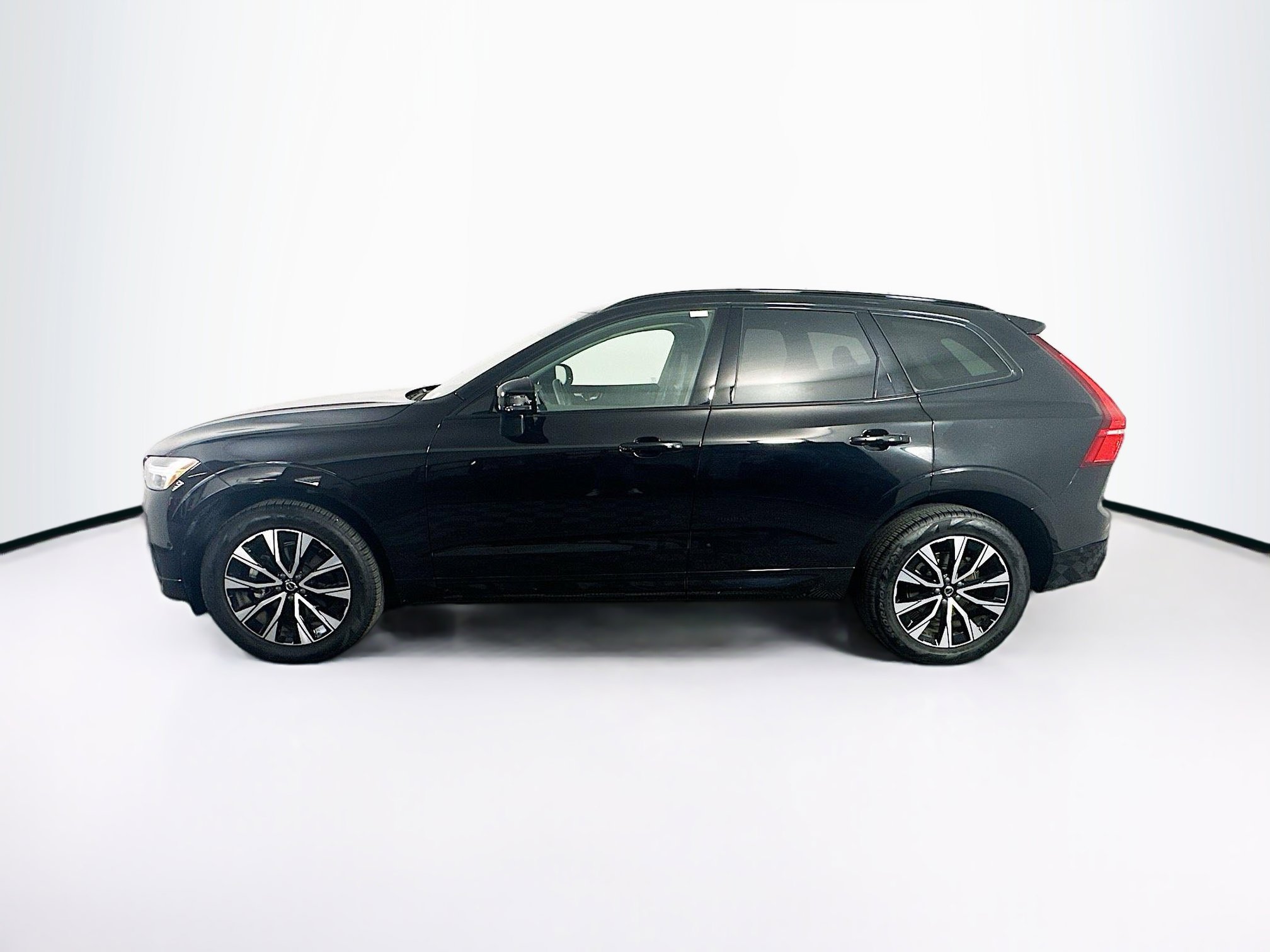 Used 2025 Volvo XC60 B5 Plus image 4