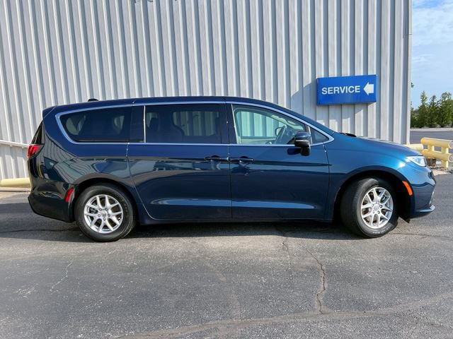 Used 2023 Chrysler Pacifica Touring-L w/ Uconnect Theater Family Group FWD image 10