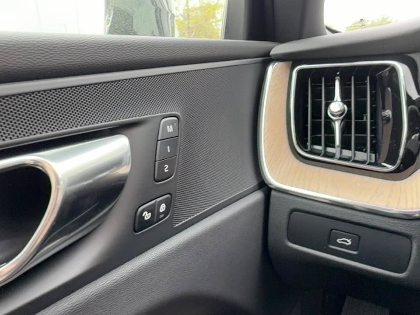 New 2027 Volvo XC60 B5 Core AWD/4WD image 18