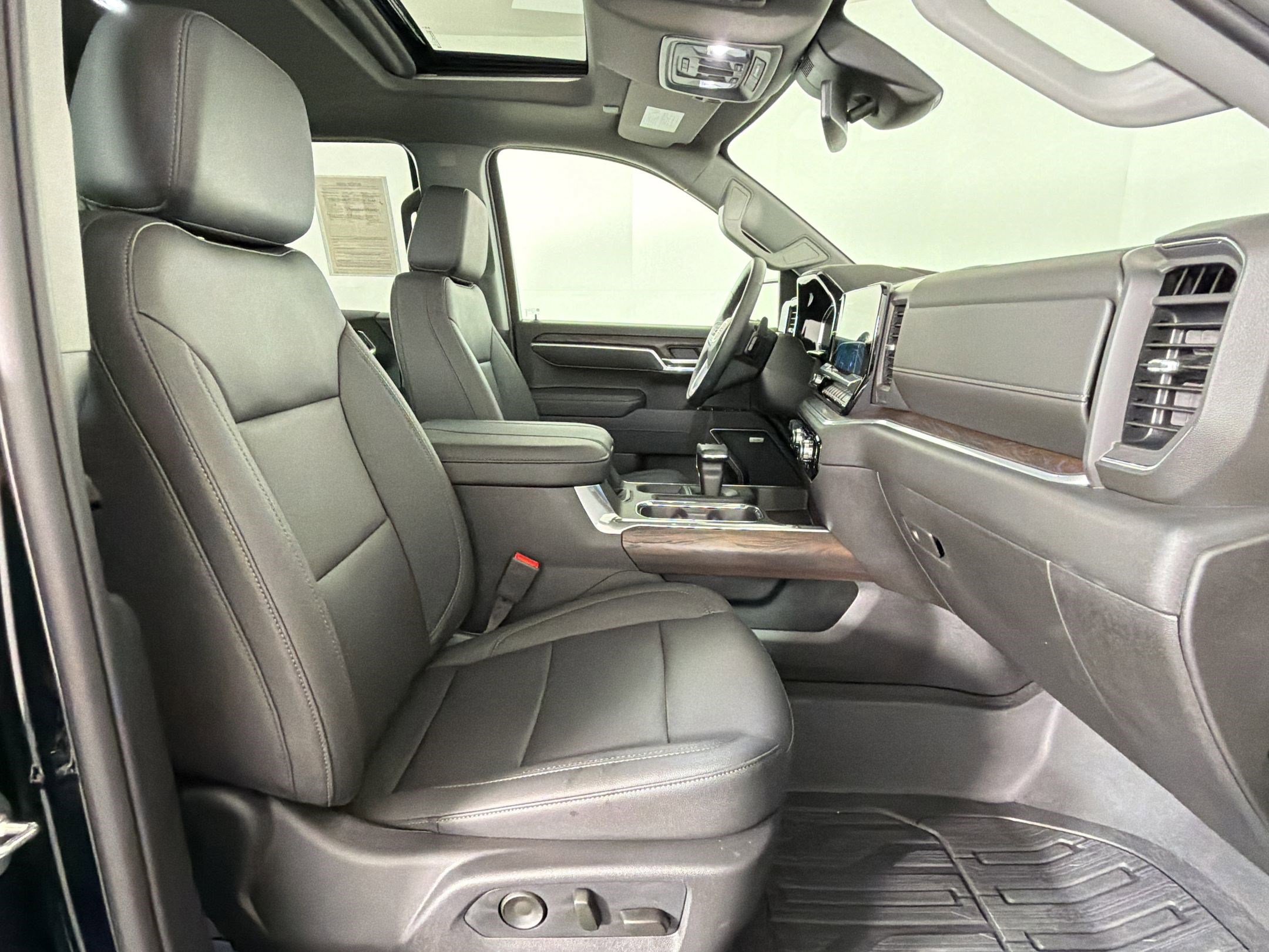 Used 2026 GMC Sierra 1500 SLT w/ SLT Premium Plus Package image 31