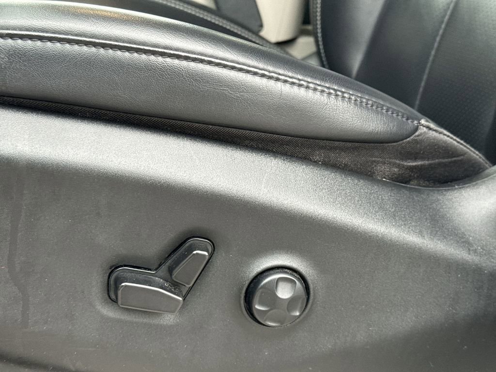 Used 2023 Chrysler Pacifica Touring-L image 14