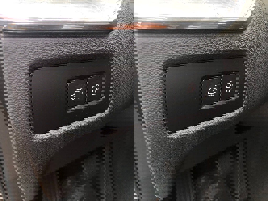 Used 2025 Volvo XC60 T8 Plus w/ Protection Package Premier image 13