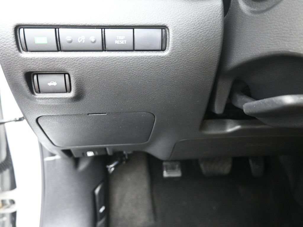 Used 2024 Nissan Sentra SV w/ SV Premium Package FWD image 16