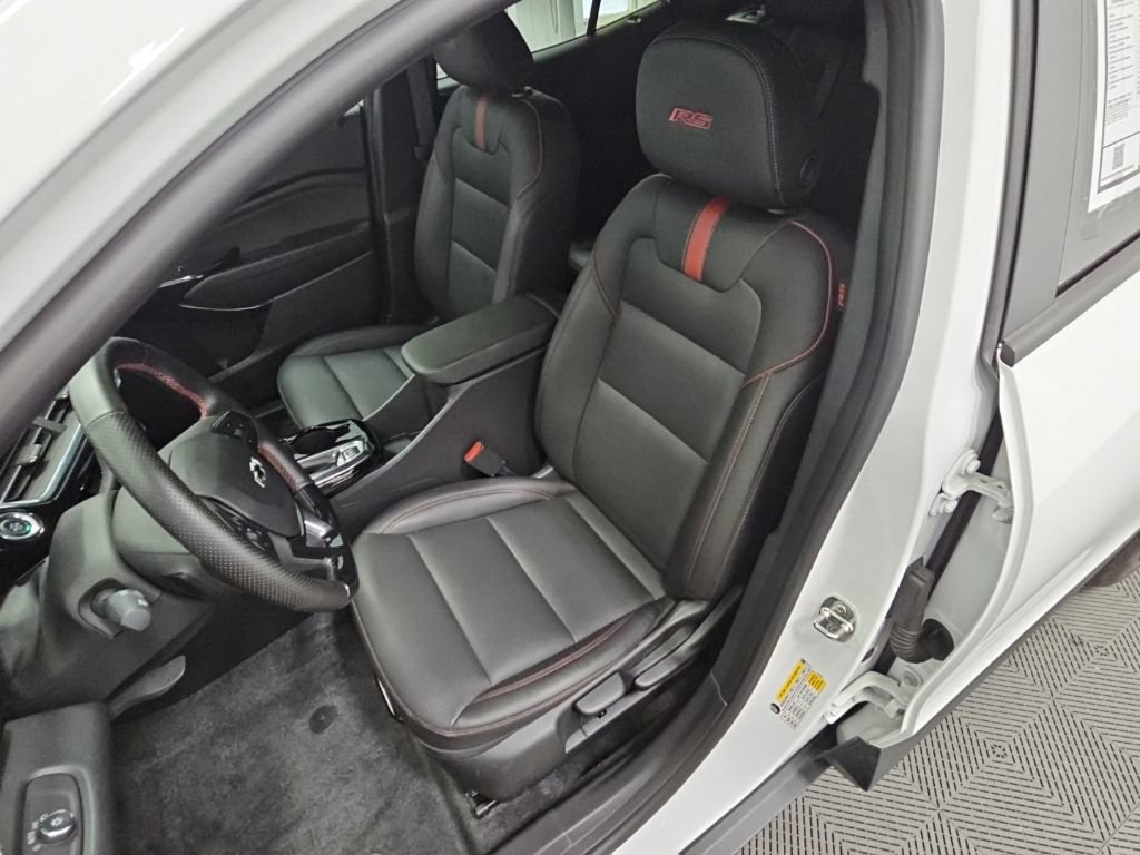 Used 2024 Chevrolet Trax RS FWD image 27