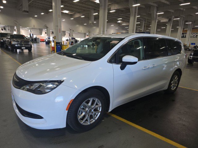 Used 2022 Chrysler Voyager LX FWD image 1