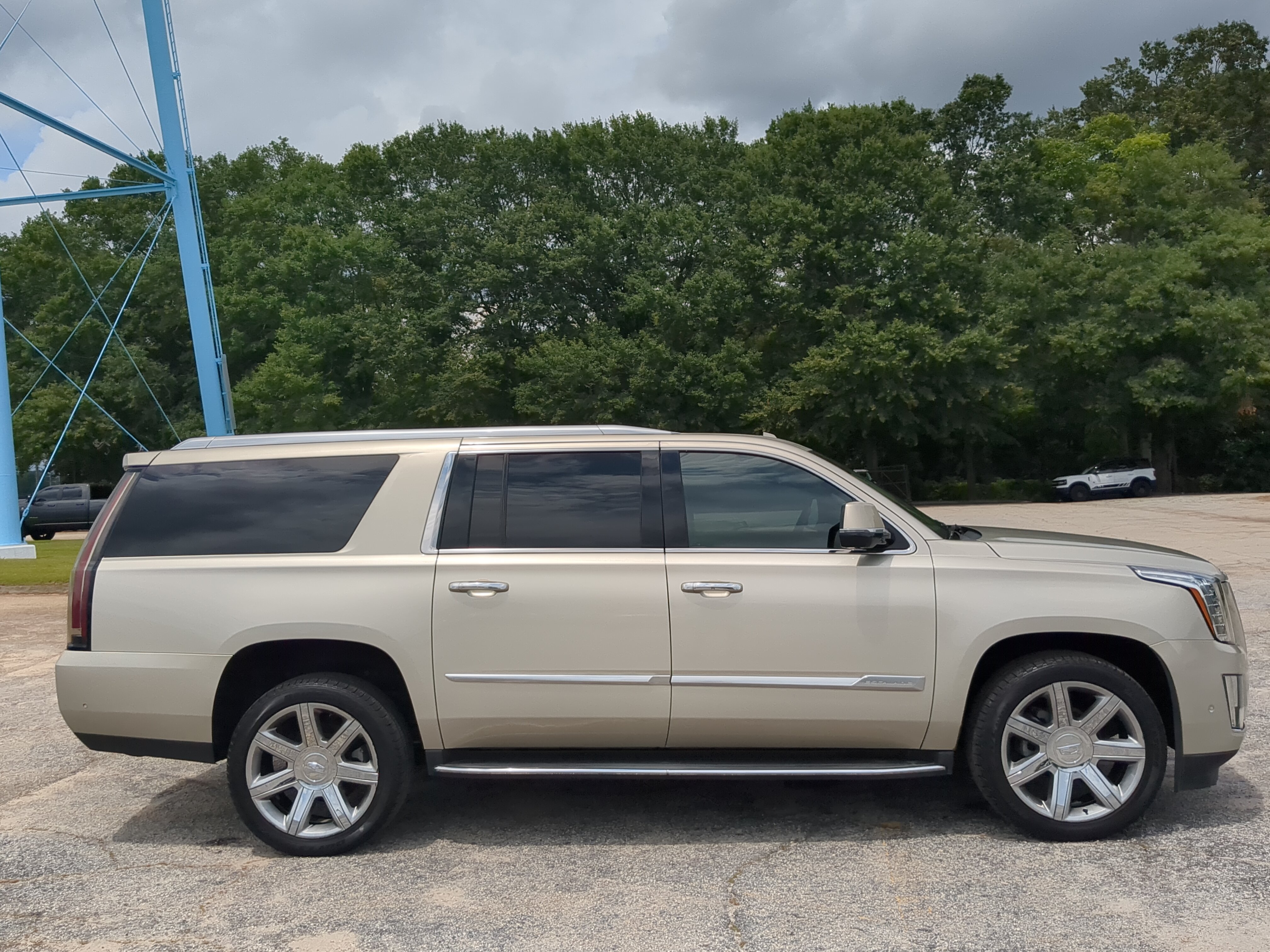 Used 2017 Cadillac Escalade ESV Luxury RWD image 2
