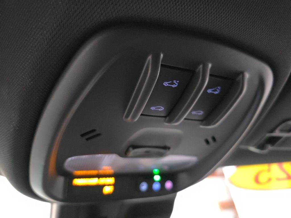 Used 2025 Chevrolet Trax RS w/ Sunroof Package FWD image 21