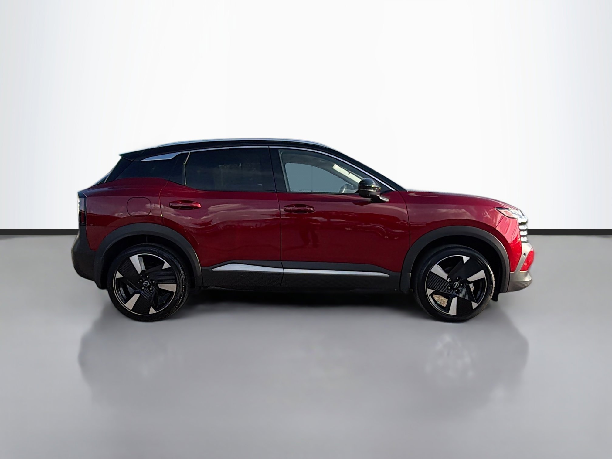 Used 2025 Nissan Kicks SR image 2