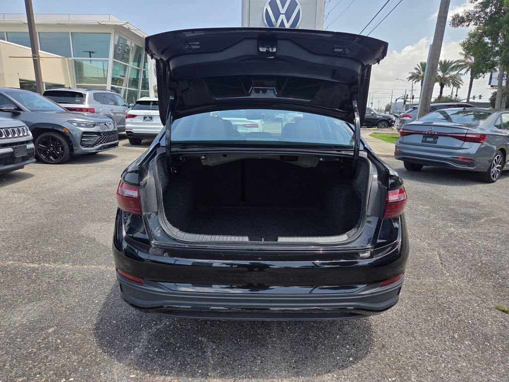Used 2025 Volkswagen Jetta SE FWD image 25