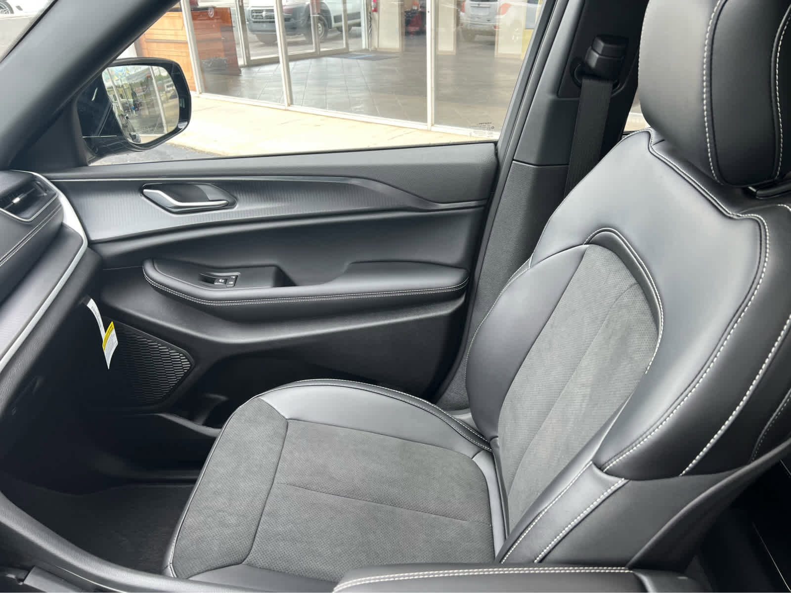 New 2025 Jeep Grand Cherokee L Altitude image 24