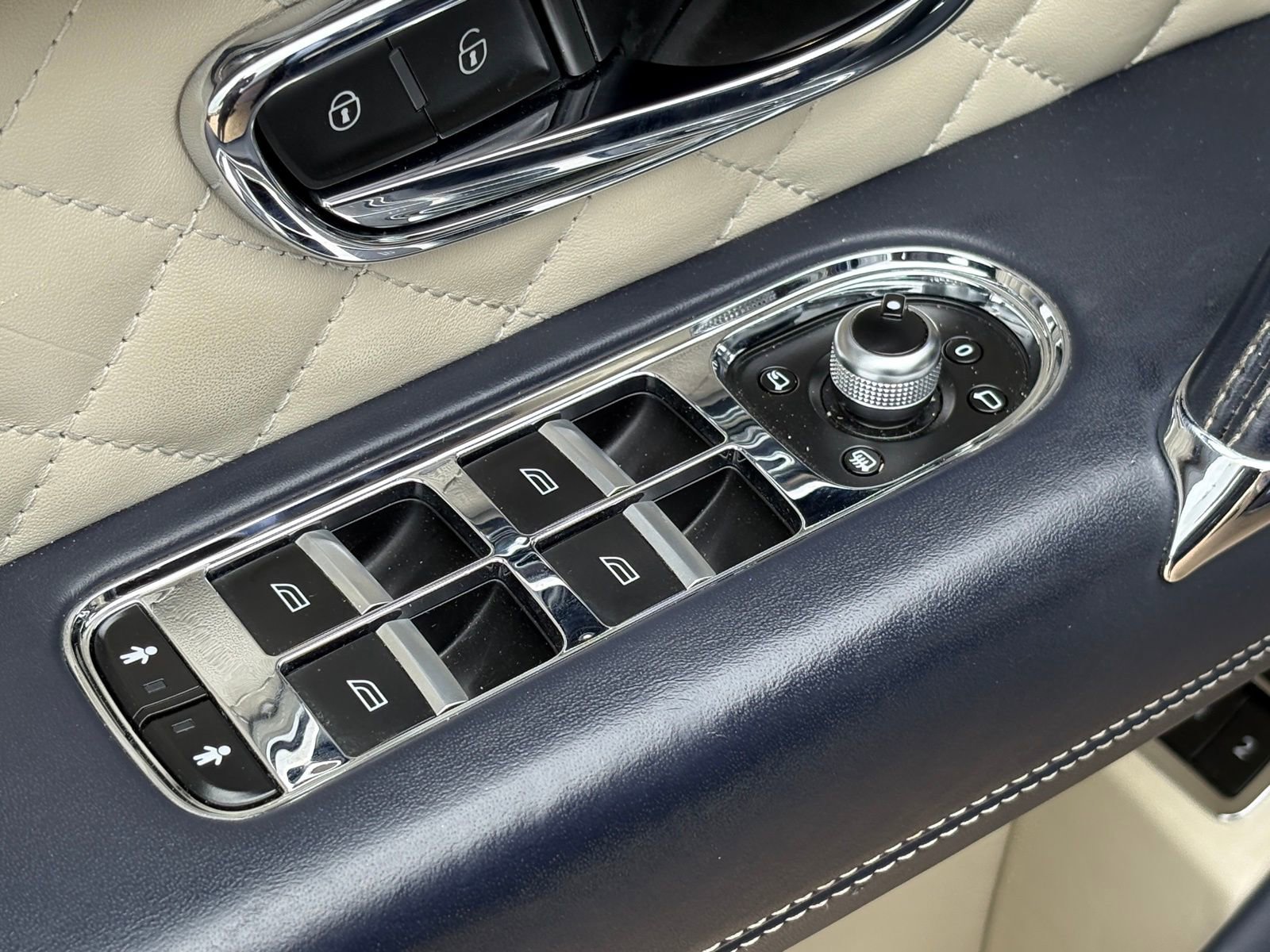 Used 2019 Bentley Bentayga AWD/4WD image 34