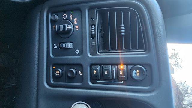 Used 2003 Chevrolet Avalanche 4x4 w/ Suspension Package, Off-Road image 22