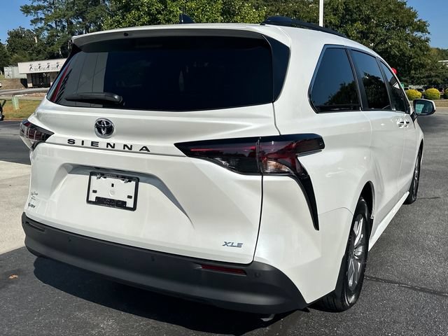 Used 2026 Toyota Sienna XLE FWD image 3