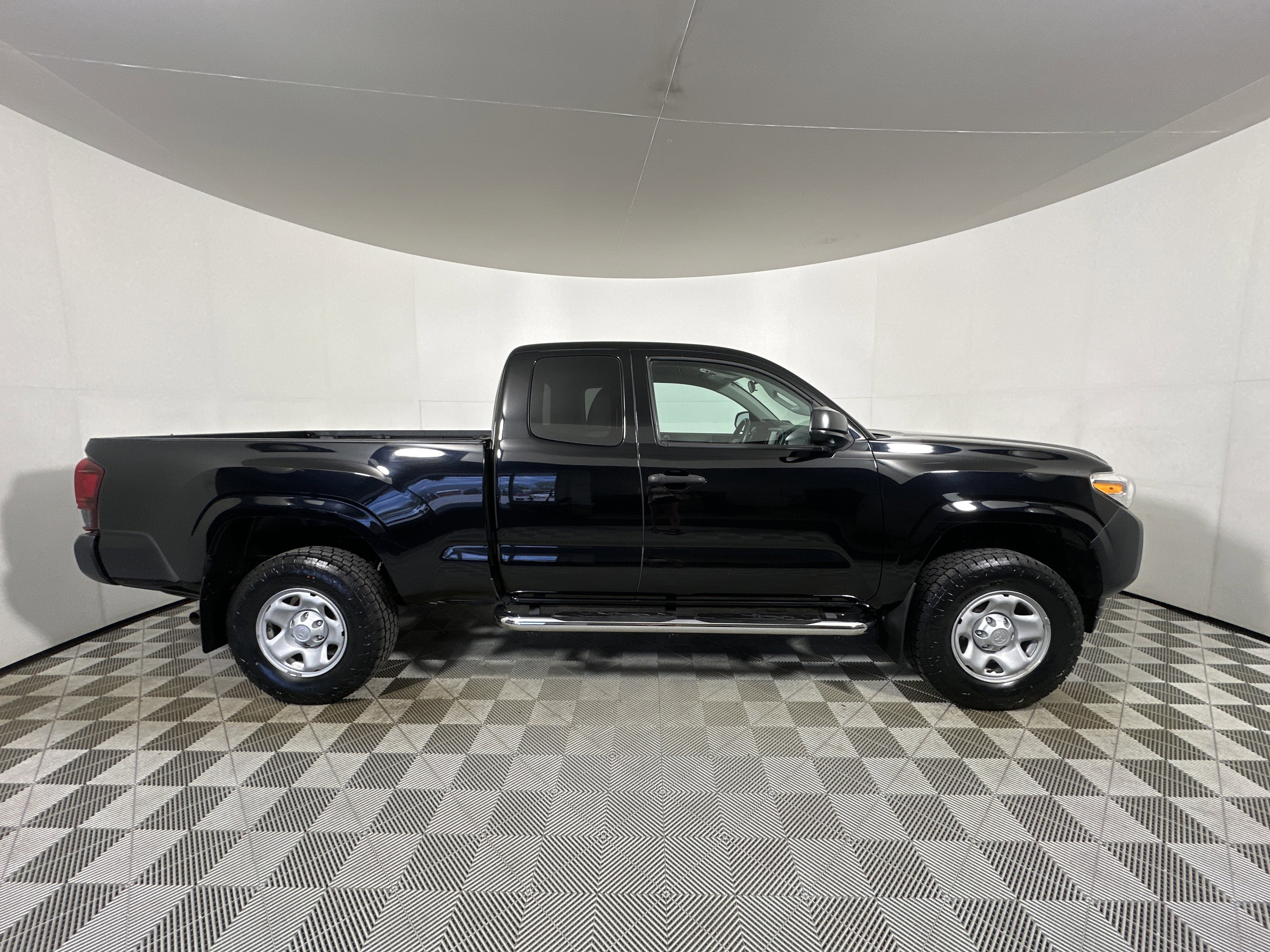Used 2020 Toyota Tacoma SR AWD/4WD image 8