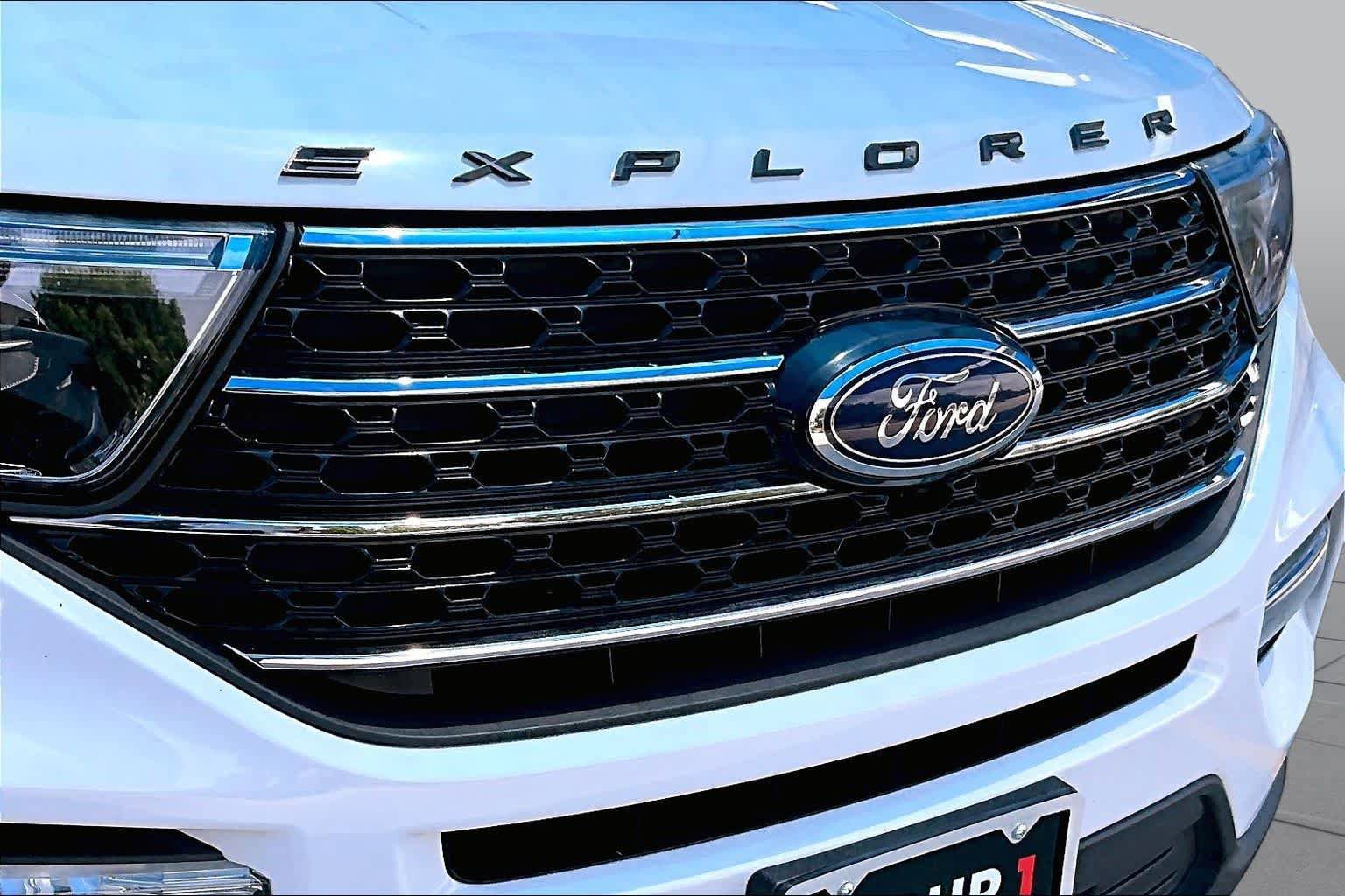 Used 2020 Ford Explorer XLT w/ Equipment Group 202A AWD/4WD image 30