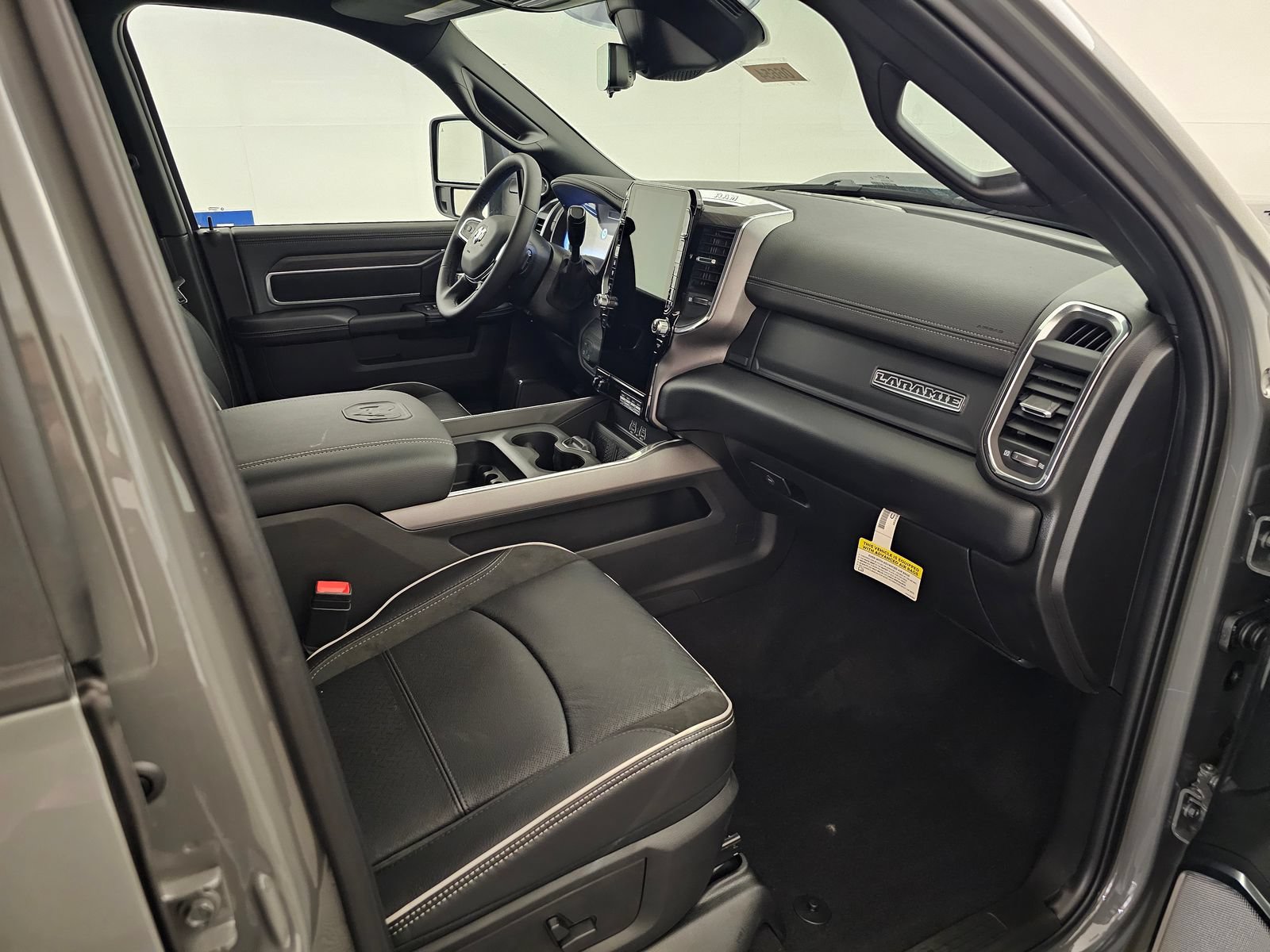 New 2026 RAM 3500 Laramie AWD/4WD image 28