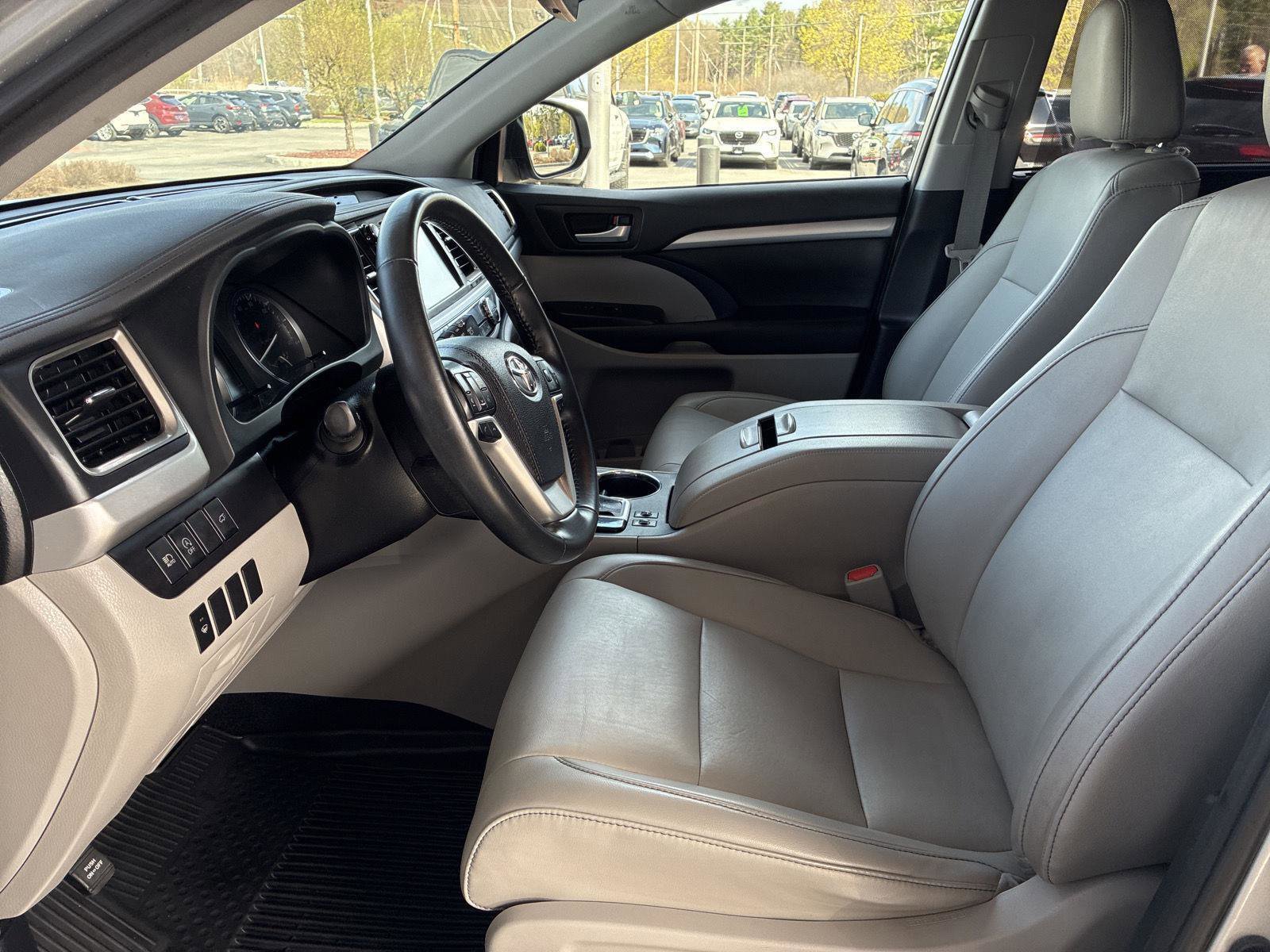 Used 2019 Toyota Highlander XLE AWD/4WD image 9