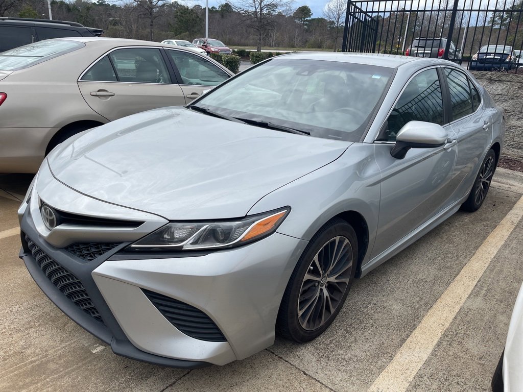 Used 2018 Toyota Camry SE image 2