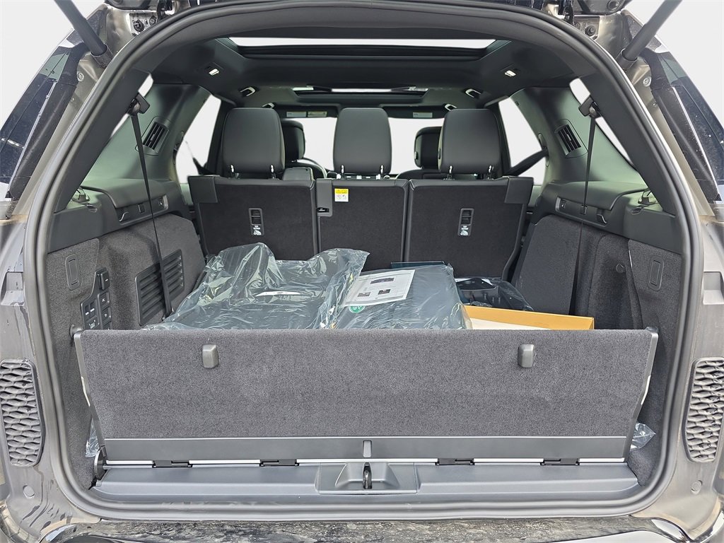 New 2025 Land Rover Discovery Dynamic SE image 13