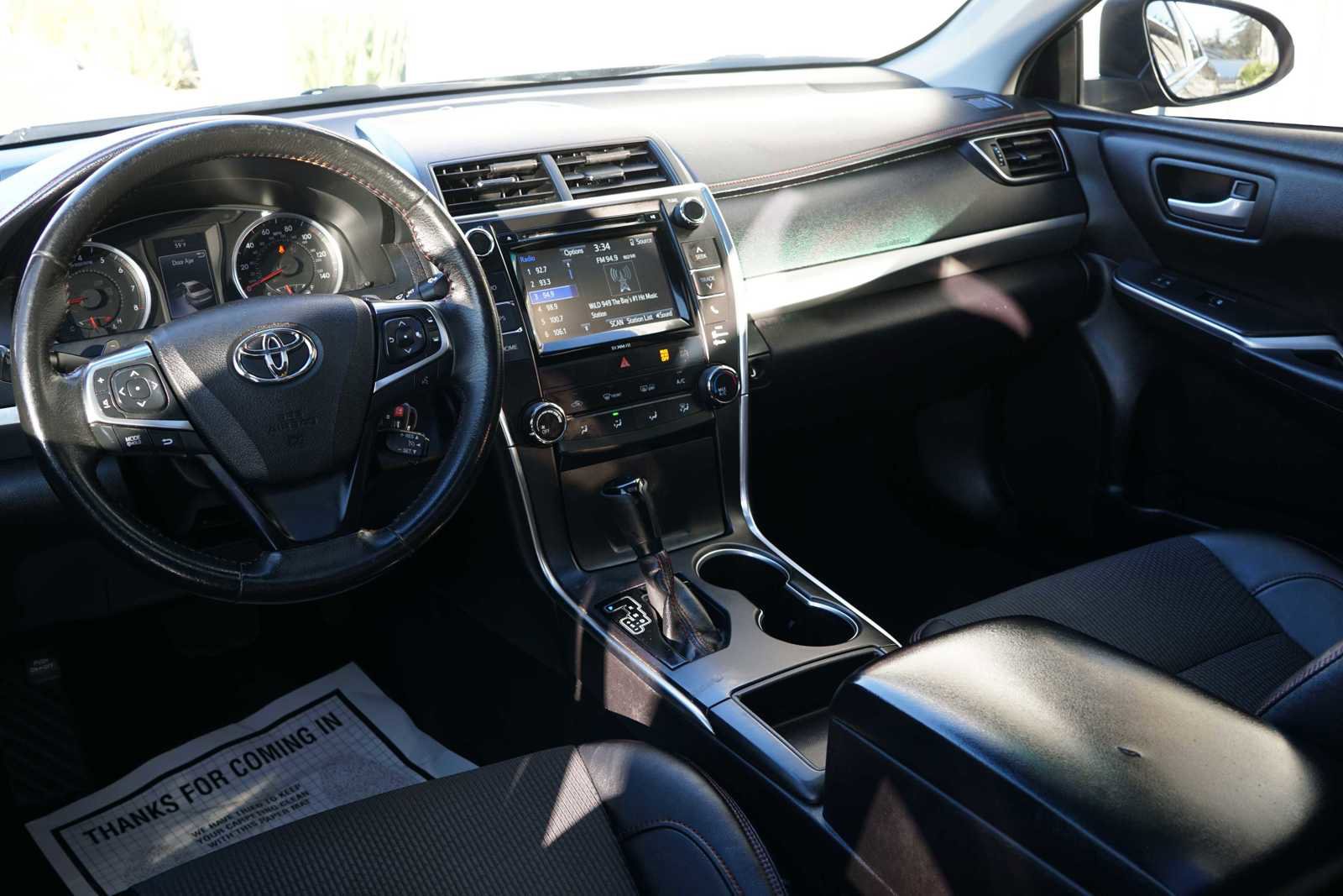 Used 2017 Toyota Camry SE w/ Moonroof Package image 32