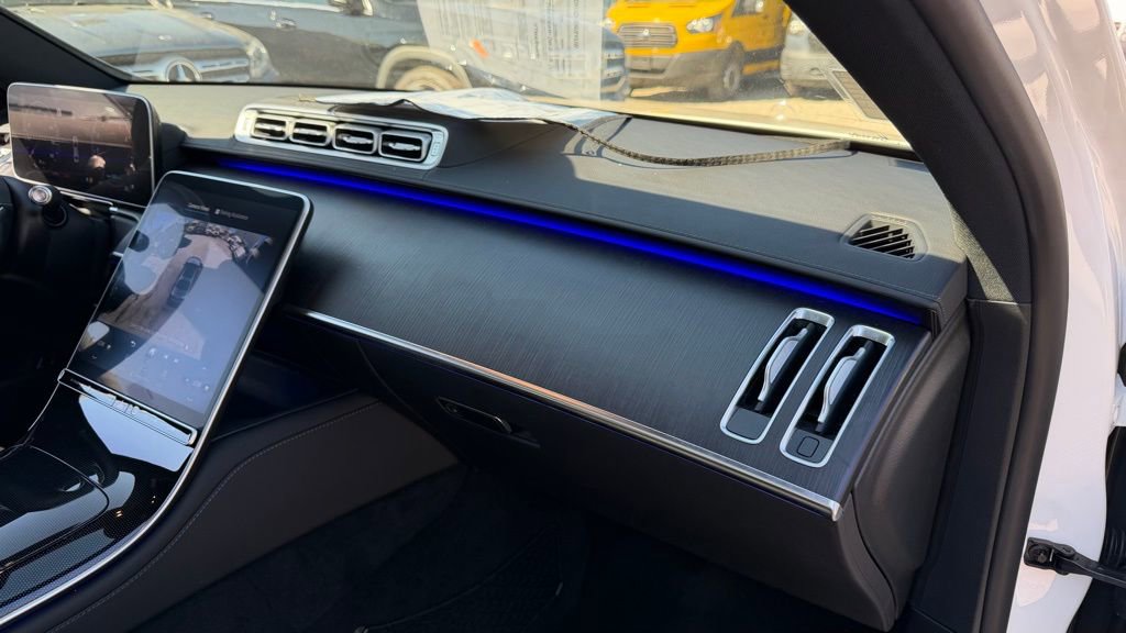 Used 2022 Mercedes-Benz S 580 4MATIC Sedan w/ AMG Line Package image 19