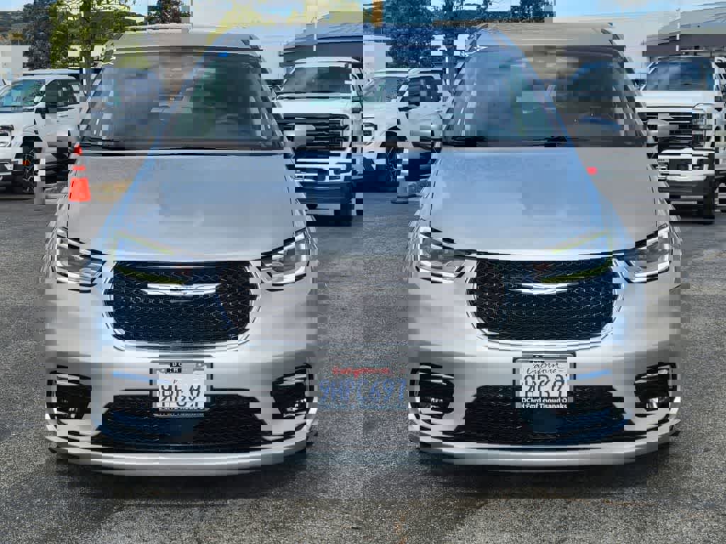 Used 2023 Chrysler Pacifica Touring-L image 10