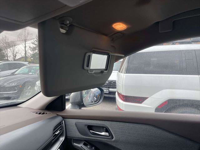 Used 2023 Nissan Rogue SV image 32