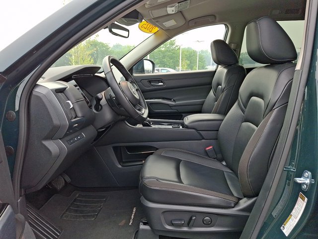 Used 2025 Nissan Pathfinder SL AWD/4WD image 13