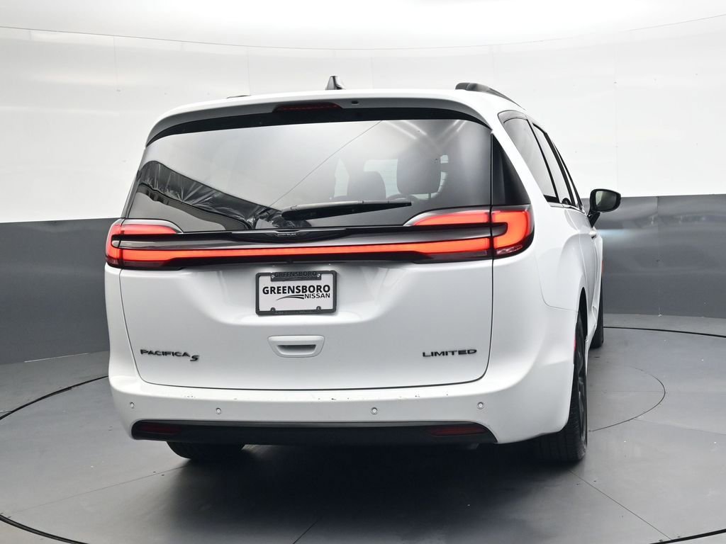 Used 2025 Chrysler Pacifica Limited image 4