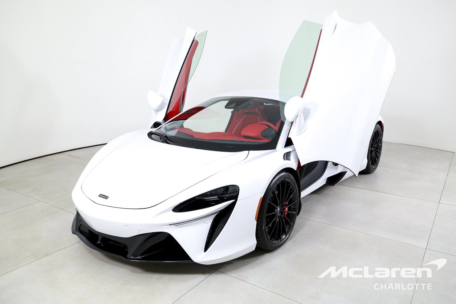 Used 2025 McLaren Artura RWD image 5