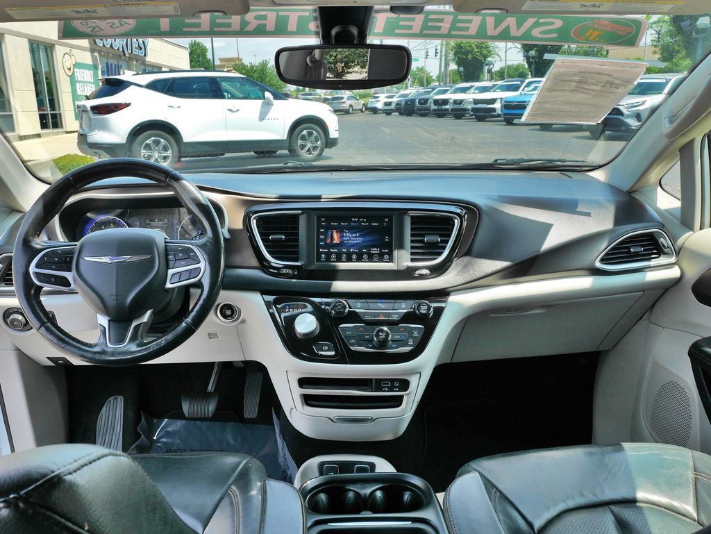 Used 2019 Chrysler Pacifica Touring-L FWD image 18
