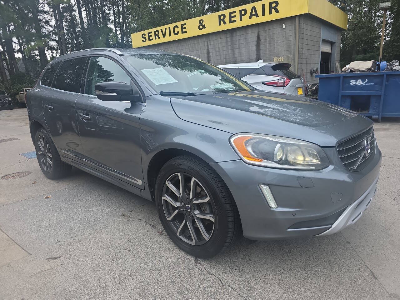 Used 2017 Volvo XC60 T6 Dynamic w/ Preferred Option Package AWD/4WD image 4