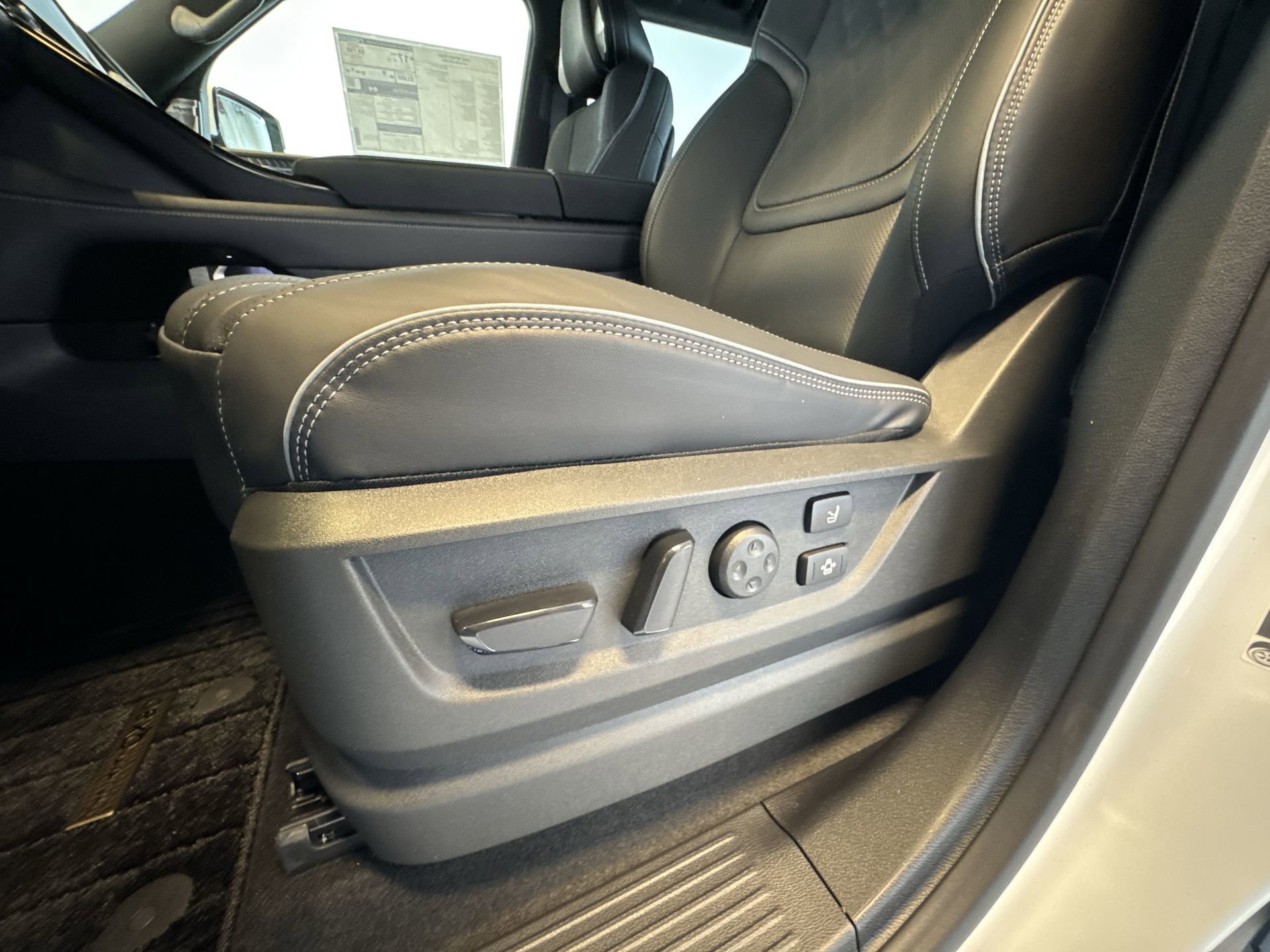 New 2026 INFINITI QX80 Autograph w/ Premium Cargo Package AWD/4WD image 12