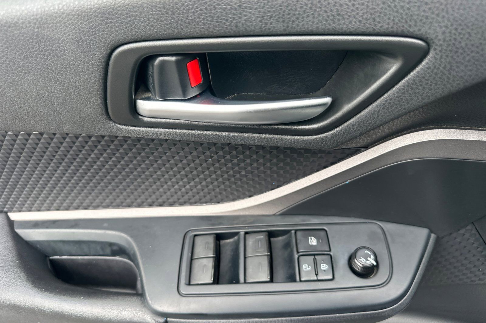 Used 2020 Toyota C-HR LE FWD image 10