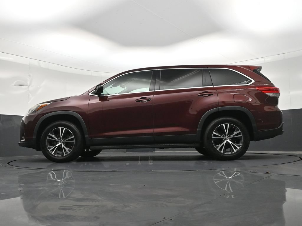 Used 2019 Toyota Highlander LE FWD image 25