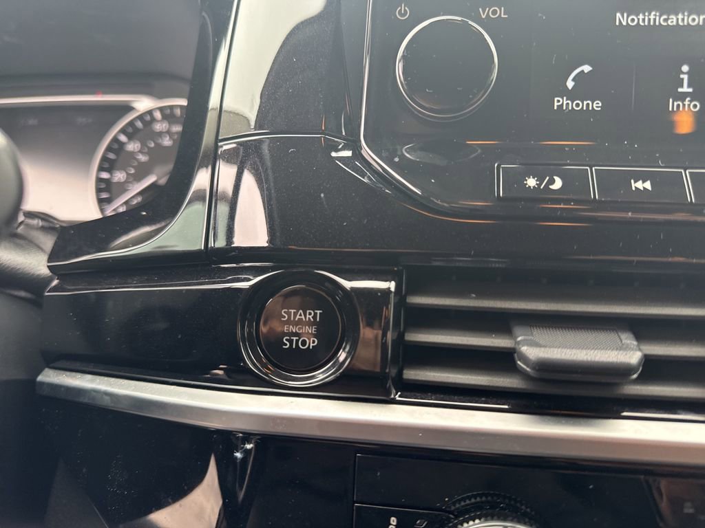 Used 2025 Nissan Pathfinder SL image 17