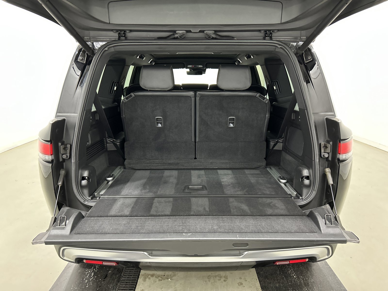 Used 2025 Rivian R1S Adventure image 15