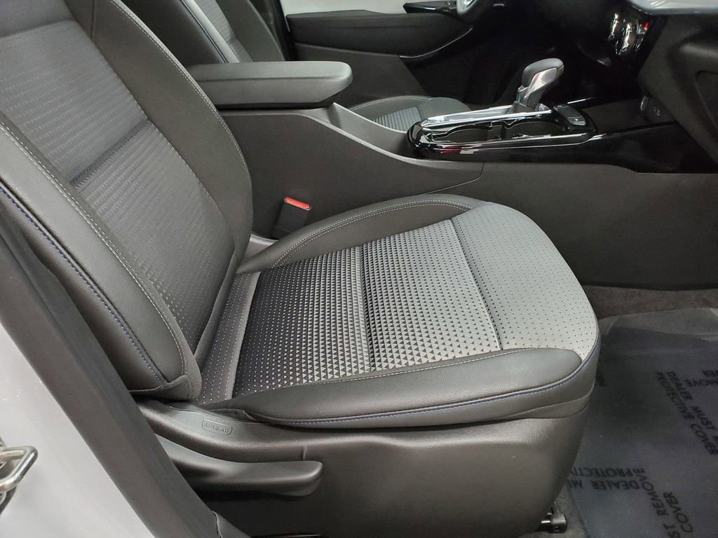 Used 2025 Chevrolet Trax LT w/ LT Convenience Package FWD image 22