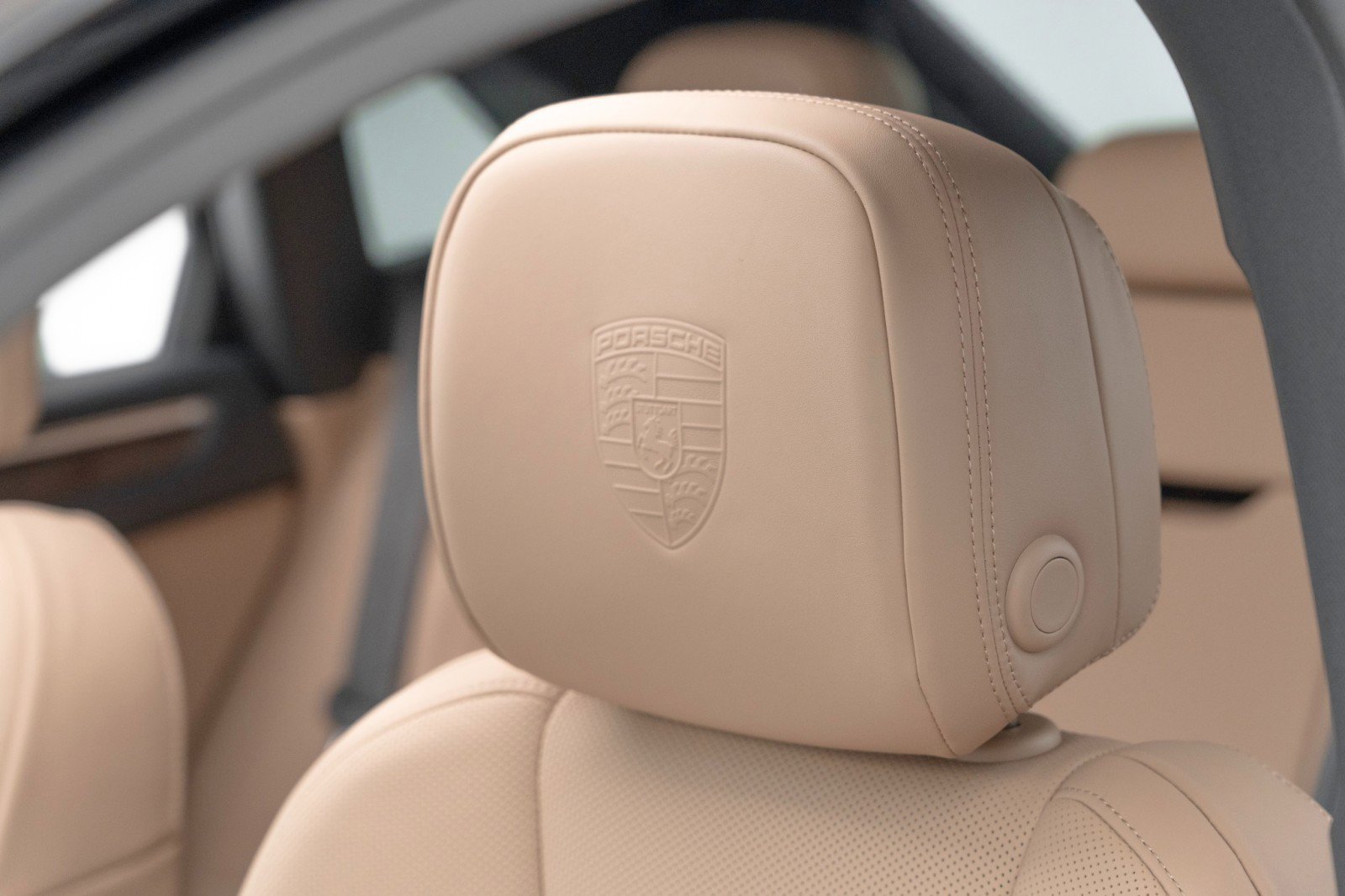 Certified 2025 Porsche Macan AWD/4WD image 16