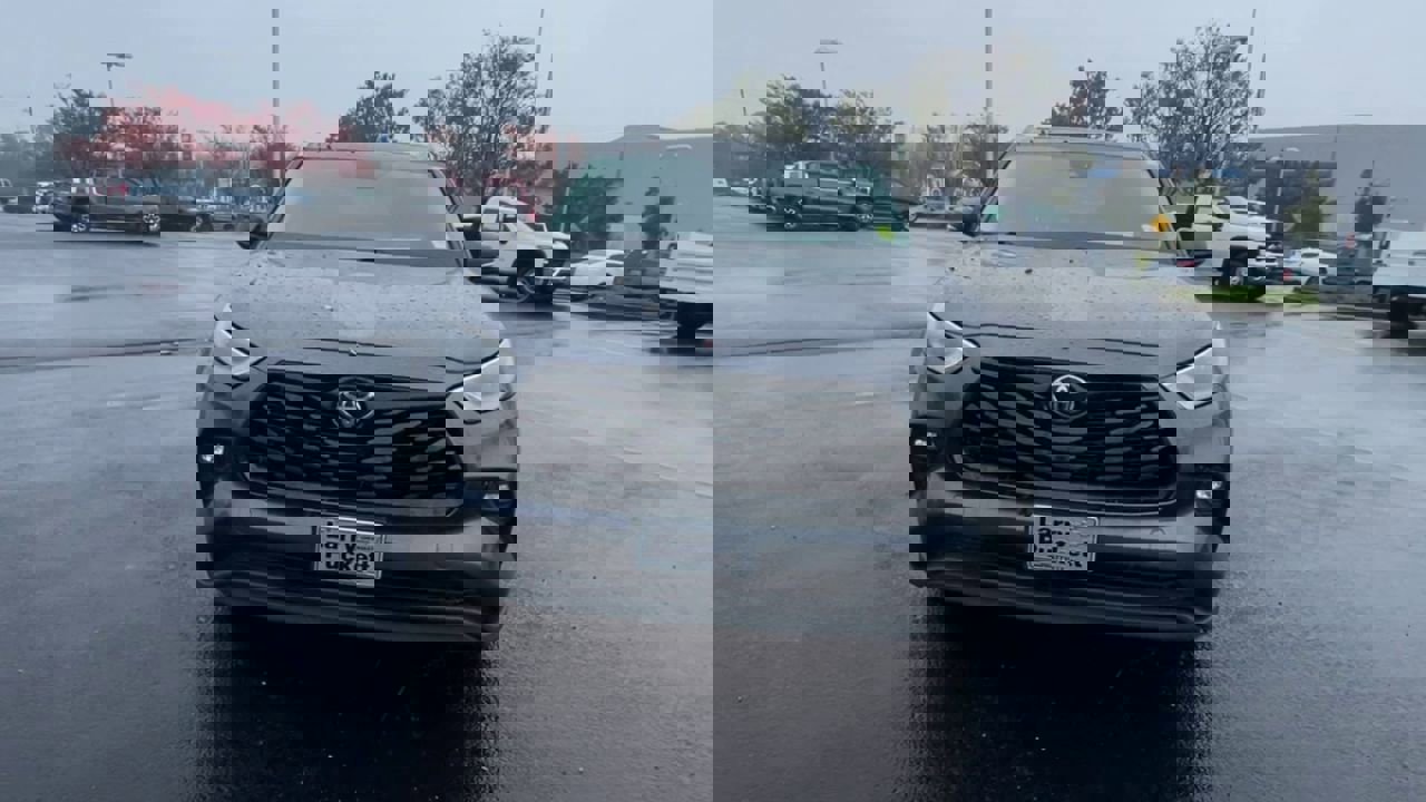 Used 2023 Toyota Highlander XLE image 3