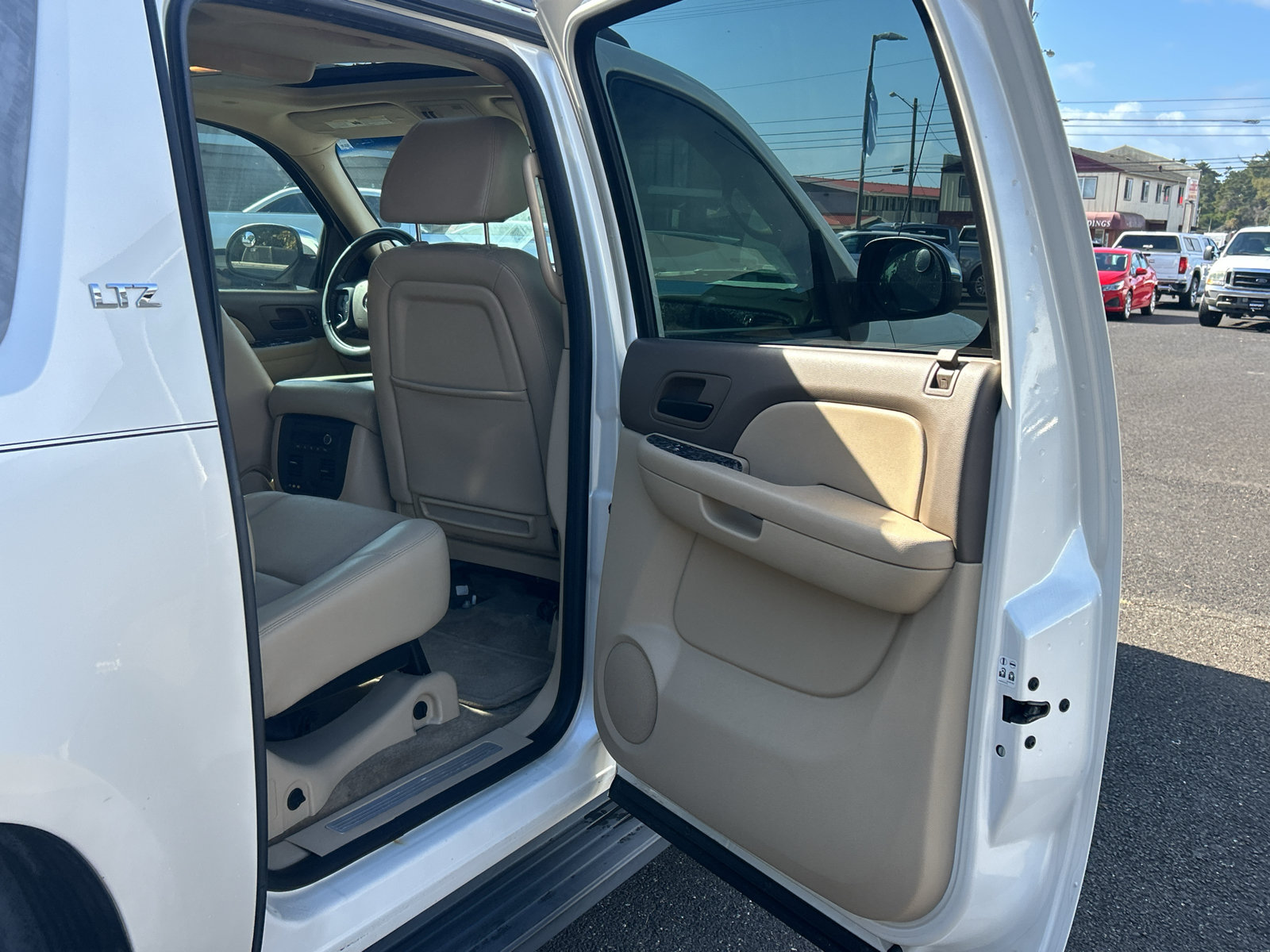 Used 2009 Chevrolet Avalanche LTZ AWD/4WD image 23