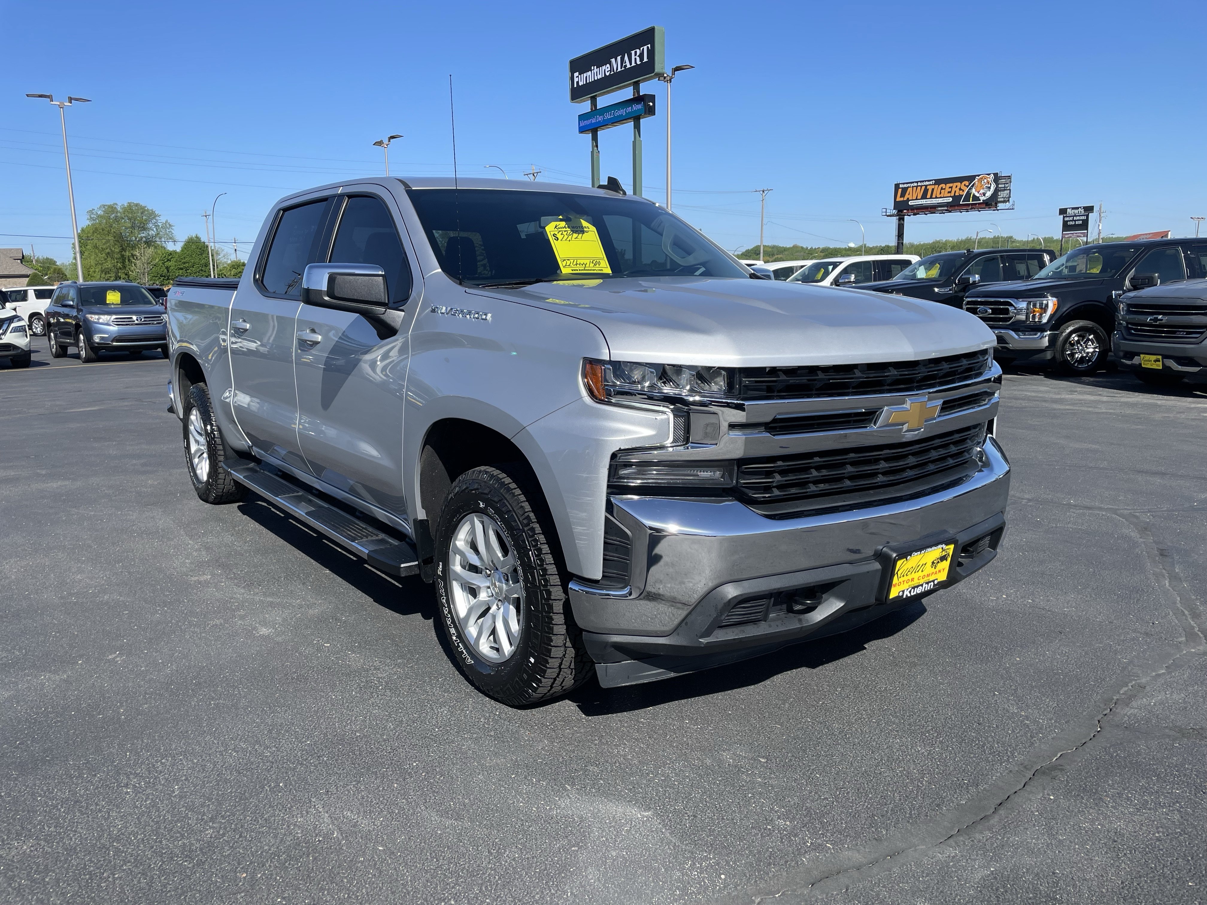 Used 2022 Chevrolet Silverado 1500 LT w/ Bed Protection Package AWD/4WD image 2