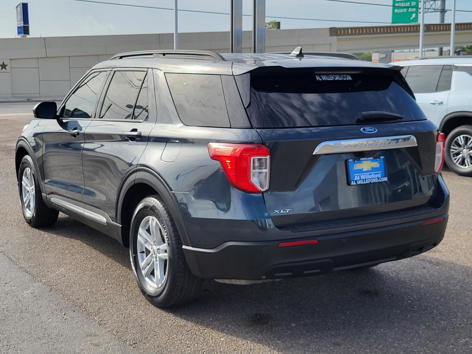 Used 2023 Ford Explorer XLT image 3