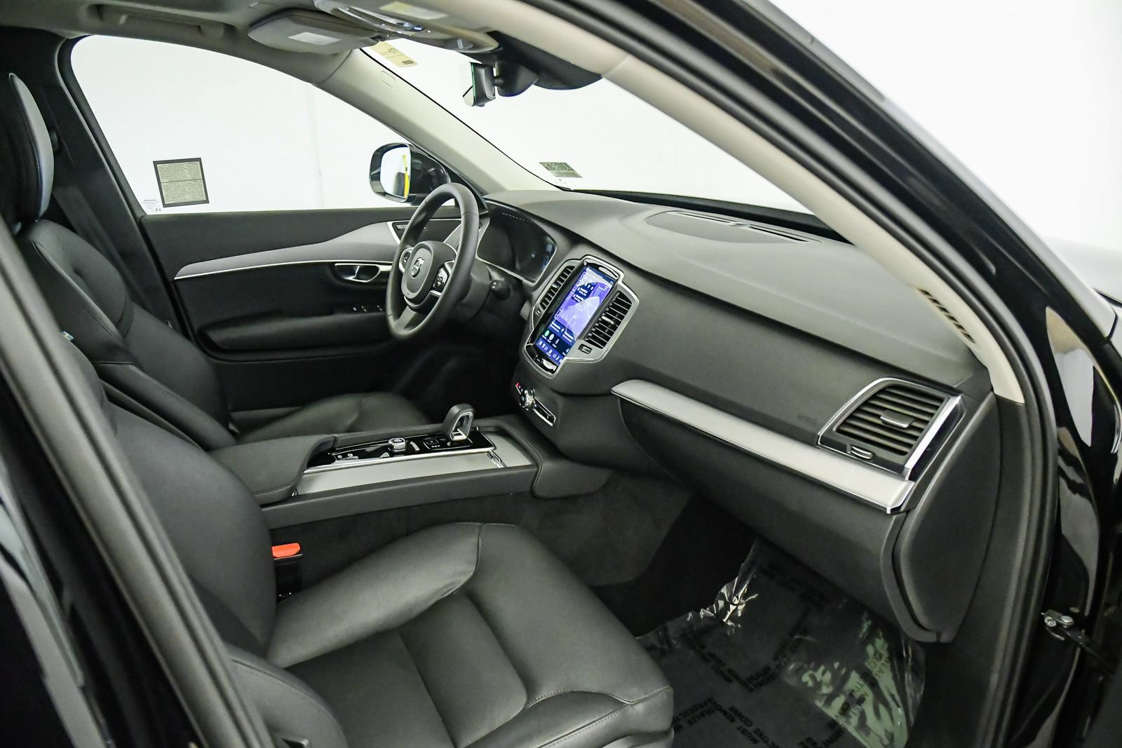 Certified 2025 Volvo XC90 B5 Core w/ Protection Package Premier AWD/4WD image 16