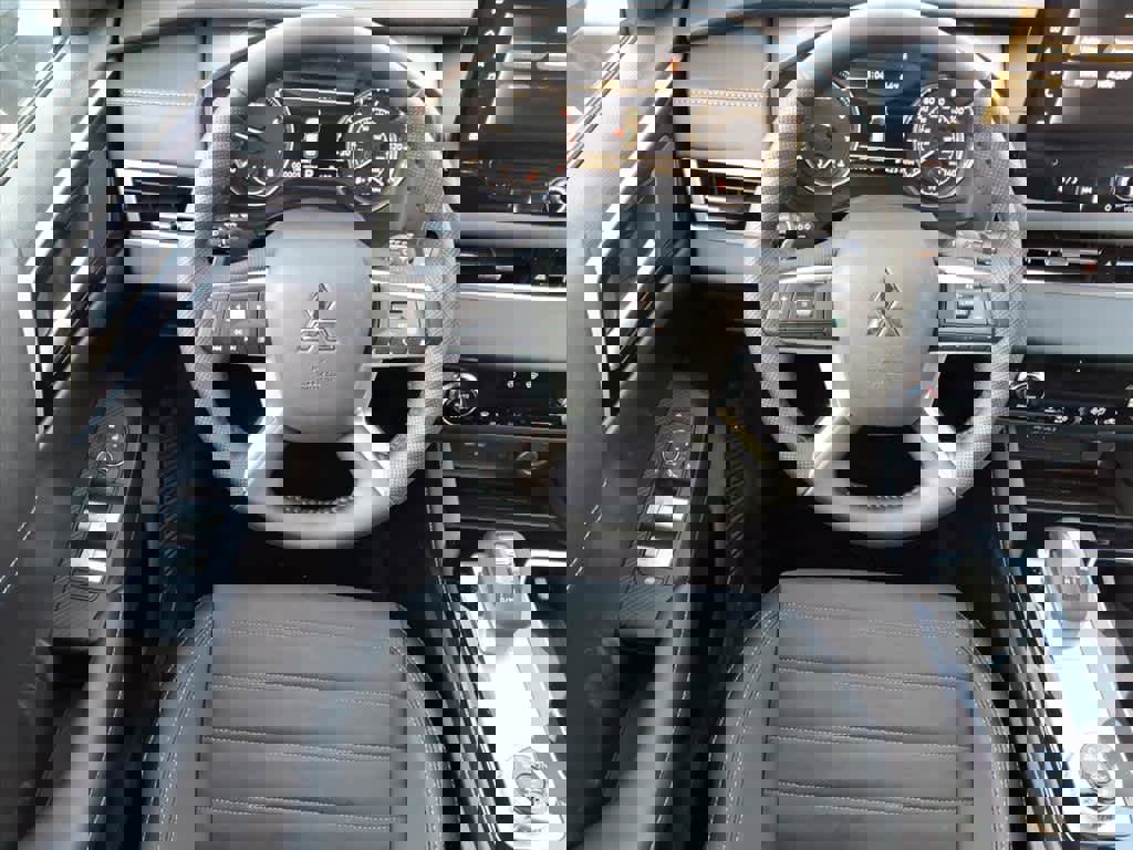 New 2026 Mitsubishi Outlander SE image 5